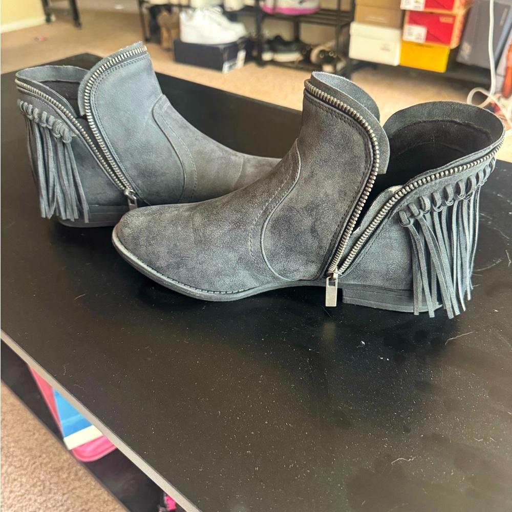 Low rise black boots with fringe
